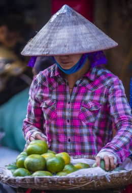  Hanoi, Vietnam - Ekim 06: Satıcı üzerinde 06 Eylül 2018 Hanoi Vietnam'da bir pazarda. Hanoi pazarlarda her zaman taze ürünleri satan tezgahları yüzlerce ile dolup taşıyor