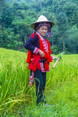 Ha Giang, Vietnam - Ekim 14: Kırmızı Dao azınlık Ha Giang Vietnam üzerinde 14 Eylül 2018 yakınlarındaki bir kasabada'kadın. Kırmızı Dao Vietnam 54 etnik gruplarından biridir
