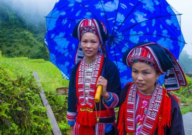 Ha Giang, Vietnam - Ekim 14: Kırmızı Dao azınlık Ha Giang Vietnam üzerinde 14 Eylül 2018 yakınlarındaki bir kasabada kadınlar. Kırmızı Dao Vietnam 54 etnik gruplarından biridir
