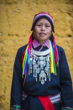 Ha Giang, Vietnam - Ekim 14: Kırmızı Dao azınlık Ha Giang Vietnam üzerinde 14 Eylül 2018 yakınlarındaki bir kasabada'kadın. Kırmızı Dao Vietnam 54 etnik gruplarından biridir