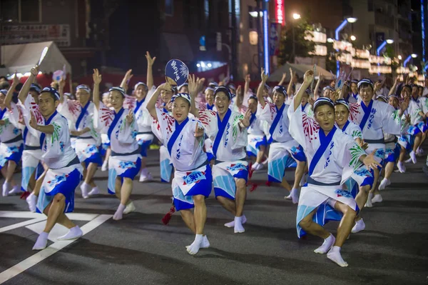 26日 2018 日に東京で阿波踊りの参加者 阿波おどりは 日本最大のダンスの祭典 — ストック写真