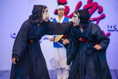 Andong, Kore - Ekim 01: traditinal Andong Güney Kore, Kore Maskdance üzerinde 01 Ekim 2018 gerçekleştirme aktörler, Maskdance Festivali Andong içinde her yıl düzenlenen