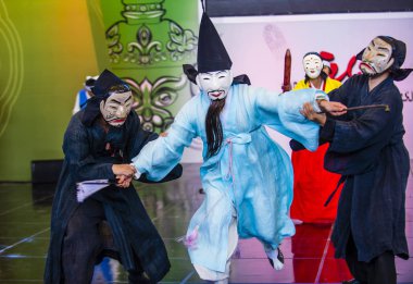 Andong, Kore - Ekim 01: traditinal Andong Güney Kore, Kore Maskdance üzerinde 01 Ekim 2018 gerçekleştirme aktörler, Maskdance Festivali Andong içinde her yıl düzenlenen