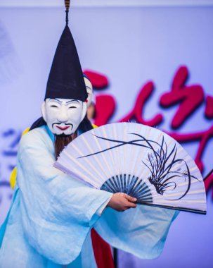 Andong, Kore - Ekim 01: traditinal Andong Güney Kore, Kore Maskdance üzerinde 01 Ekim 2018 gerçekleştirme aktör, Maskdance Festivali Andong içinde her yıl düzenlenen