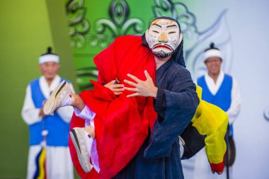 Andong, Kore - Ekim 01: traditinal Andong Güney Kore, Kore Maskdance üzerinde 01 Ekim 2018 gerçekleştirme aktörler, Maskdance Festivali Andong içinde her yıl düzenlenen