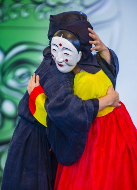 Andong, Kore - Ekim 01: traditinal Andong Güney Kore, Kore Maskdance üzerinde 01 Ekim 2018 gerçekleştirme aktörler, Maskdance Festivali Andong içinde her yıl düzenlenen