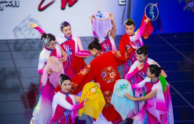 Andong, Kore - Ekim 01: Üzerinde 01 Ekim 2018 Andong Güney Kore'de düzenlenen Maskdance Festivali Çin dansçılar gerçekleştirmek