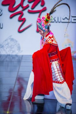 Andong, Kore - Ekim 01: Üzerinde 01 Ekim 2018 Andong Güney Kore'de düzenlenen Maskdance Festivali Çin dansçılar gerçekleştirmek