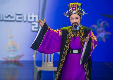 Andong, Kore - Ekim 01: Üzerinde 01 Ekim 2018 Andong Güney Kore'de düzenlenen Maskdance Festivali Çin dansçılar gerçekleştirmek