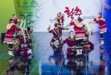 Andong, Kore - Ekim 02: Üzerinde 02 Ekim 2018 Andong Güney Kore'de düzenlenen Uluslararası Maskdance Festivali'nde halk Ensemble Yakutya Gulun Rusya'dan dansçılar gerçekleştirmek