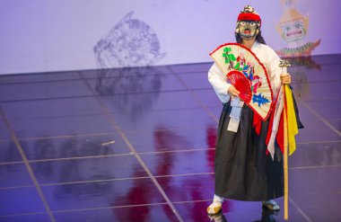 Andong, Kore - Ekim 01: Andong Güney Kore, geleneksel Kore Maskdance üzerinde 01 Ekim 2018 gerçekleştirme aktör, Maskdance Festivali Andong içinde her yıl düzenlenen