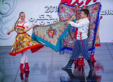 Andong, Kore - Ekim 01: Rovesniki koreografik Ensemble Russain dansçılar üzerinde 01 Ekim 2018 Andong Güney Kore'de düzenlenen Maskdance festivalinde gerçekleştirmek