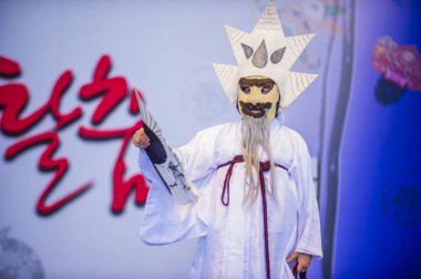 Andong, Kore - Ekim 01: Andong Güney Kore, geleneksel Kore Maskdance üzerinde 01 Ekim 2018 gerçekleştirme aktör, Maskdance Festivali Andong içinde her yıl düzenlenen