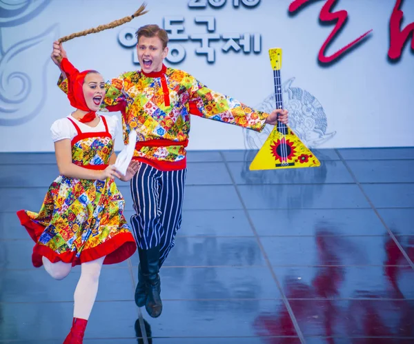 10月01日 罗维斯尼基 合唱团的俄罗斯舞者在2018年10月1日在韩国安东举行的马什丹斯节上表演 — 图库照片