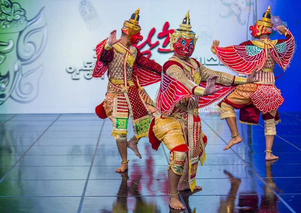 Andong, Kore - Ekim 01: maske dans festivali traditinal Tay Khon dansta Andong Güney Kore'de üzerinde 01 Ekim 2018 gerçekleştirme Tay dansçılar 