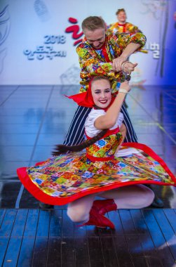 Andong, Kore - Ekim 01: Rovesniki koreografik Ensemble Russain dansçılar üzerinde 01 Ekim 2018 Andong Güney Kore'de düzenlenen Maskdance festivalinde gerçekleştirmek