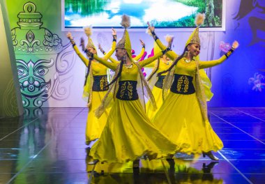 Andong, Kore - Ekim 01: Örnek koreografik Ensemble Sholpan gelen dansçılar üzerinde 01 Ekim 2018 Andong Güney Kore'de düzenlenen Maskdance festivalinde gerçekleştirmek
