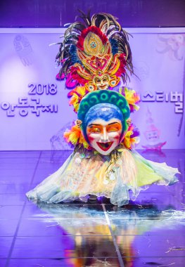 Andong, Kore - Ekim 01: Filipino dansçı Bacolod Festivali Maskdance festivalinde gerçekleştirmek Masskara üzerinde 01 Ekim 2018 Andong Güney Kore'de düzenlenen