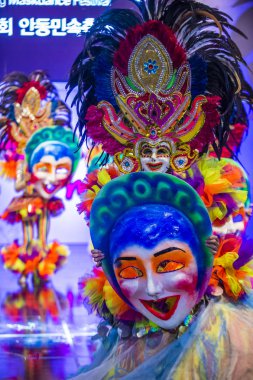 Andong, Kore - Ekim 01: Filipino dansçı Bacolod Festivali Maskdance festivalinde gerçekleştirmek Masskara üzerinde 01 Ekim 2018 Andong Güney Kore'de düzenlenen