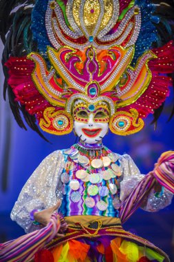 Andong, Kore - Ekim 01: Filipino dansçı Bacolod Festivali Maskdance festivalinde gerçekleştirmek Masskara üzerinde 01 Ekim 2018 Andong Güney Kore'de düzenlenen