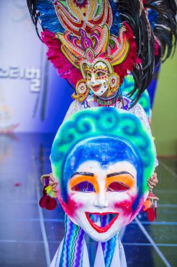 Andong, Kore - Ekim 01: Filipino dansçı Bacolod Festivali Maskdance festivalinde gerçekleştirmek Masskara üzerinde 01 Ekim 2018 Andong Güney Kore'de düzenlenen