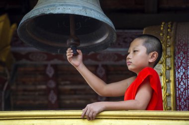 Luang Prabang, Laos - 12 Ağustos 2018: Acemi keşiş Luang Prabang Laos üzerinde 12 Ağustos 2018. Bu yaklaşık 1 içinde 3 erkek Laotians bir manastır en azından bir süre için katılmak tahmin edilmektedir