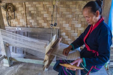 Luang Prabang, Laos - Ağustos 14: Laos weaver Luang Prabang Laos üzerinde 14 Ağustos 2018 yakınlarındaki bir kasabada. Laos hayatımızda köylerde nüfusun neredeyse yüzde 70'i 