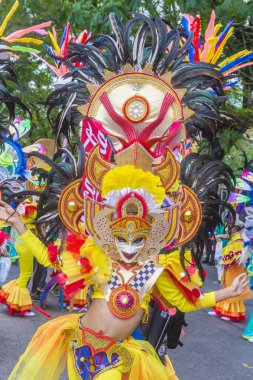 Bacolod, Filipinler - Ekim 28: Katılımcı Bacolod Filipinler üzerinde 28 Ekim 2018 Masskara Festivali. Ekim ayının dördüncü her Pazar günü düzenlenen bir yıllık festival Masskara olduğunu