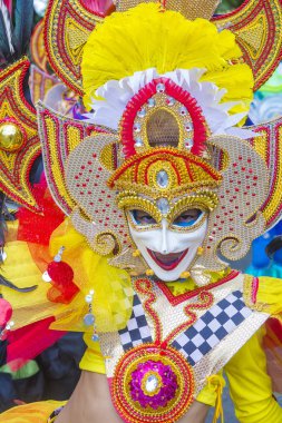 Bacolod, Filipinler - Ekim 28: Katılımcı Bacolod Filipinler üzerinde 28 Ekim 2018 Masskara Festivali. Ekim ayının dördüncü her Pazar günü düzenlenen bir yıllık festival Masskara olduğunu