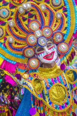 Bacolod, Filipinler - Ekim 28: Katılımcı Bacolod Filipinler üzerinde 28 Ekim 2018 Masskara Festivali. Ekim ayının dördüncü her Pazar günü düzenlenen bir yıllık festival Masskara olduğunu