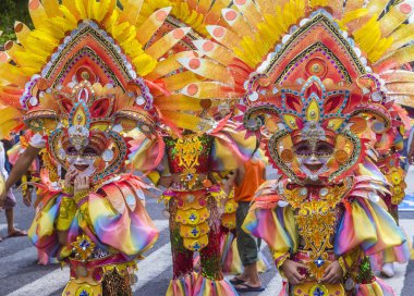 Bacolod, Filipinler - Ekim 28: Katılımcılar üzerinde 28 Ekim 2018 Bacolod Filipinler Masskara Festivali. Ekim ayının dördüncü her Pazar günü düzenlenen bir yıllık festival Masskara olduğunu