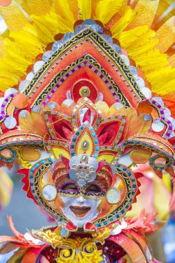 Bacolod, Filipinler - Ekim 28: Katılımcı Bacolod Filipinler üzerinde 28 Ekim 2018 Masskara Festivali. Ekim ayının dördüncü her Pazar günü düzenlenen bir yıllık festival Masskara olduğunu