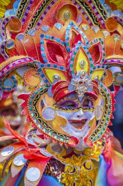 Bacolod, Filipinler - Ekim 28: Katılımcı Bacolod Filipinler üzerinde 28 Ekim 2018 Masskara Festivali. Ekim ayının dördüncü her Pazar günü düzenlenen bir yıllık festival Masskara olduğunu
