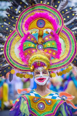 Bacolod, Filipinler - Ekim 28: Katılımcı Bacolod Filipinler üzerinde 28 Ekim 2018 Masskara Festivali. Ekim ayının dördüncü her Pazar günü düzenlenen bir yıllık festival Masskara olduğunu