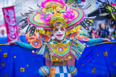 Bacolod, Filipinler - Ekim 28: Katılımcı Bacolod Filipinler üzerinde 28 Ekim 2018 Masskara Festivali. Ekim ayının dördüncü her Pazar günü düzenlenen bir yıllık festival Masskara olduğunu