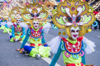 Bacolod, Filipinler - Ekim 28: Katılımcılar üzerinde 28 Ekim 2018 Bacolod Filipinler Masskara Festivali. Ekim ayının dördüncü her Pazar günü düzenlenen bir yıllık festival Masskara olduğunu
