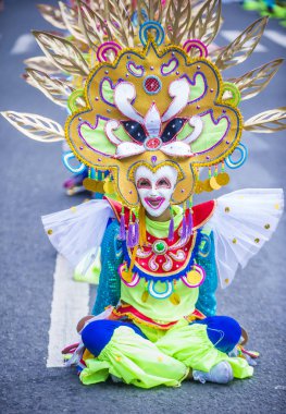 Bacolod, Filipinler - Ekim 28: Katılımcı Bacolod Filipinler üzerinde 28 Ekim 2018 Masskara Festivali. Ekim ayının dördüncü her Pazar günü düzenlenen bir yıllık festival Masskara olduğunu