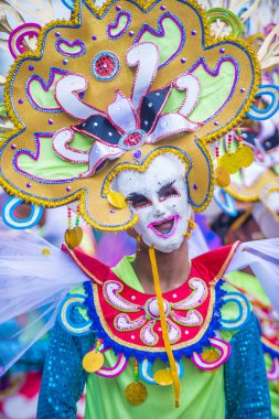 Bacolod, Filipinler - Ekim 28: Katılımcı Bacolod Filipinler üzerinde 28 Ekim 2018 Masskara Festivali. Ekim ayının dördüncü her Pazar günü düzenlenen bir yıllık festival Masskara olduğunu