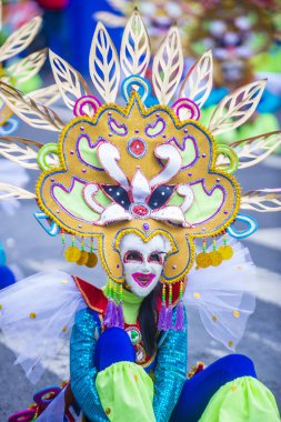 Bacolod, Filipinler - Ekim 28: Katılımcı Bacolod Filipinler üzerinde 28 Ekim 2018 Masskara Festivali. Ekim ayının dördüncü her Pazar günü düzenlenen bir yıllık festival Masskara olduğunu