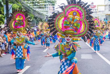 Bacolod, Filipinler - Ekim 28: Katılımcılar üzerinde 28 Ekim 2018 Bacolod Filipinler Masskara Festivali. Ekim ayının dördüncü her Pazar günü düzenlenen bir yıllık festival Masskara olduğunu