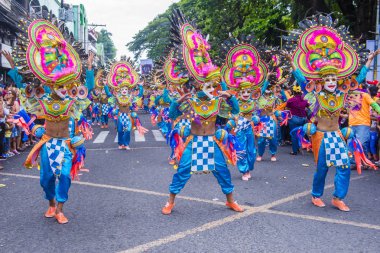 Bacolod, Filipinler - Ekim 28: Katılımcılar üzerinde 28 Ekim 2018 Bacolod Filipinler Masskara Festivali. Ekim ayının dördüncü her Pazar günü düzenlenen bir yıllık festival Masskara olduğunu