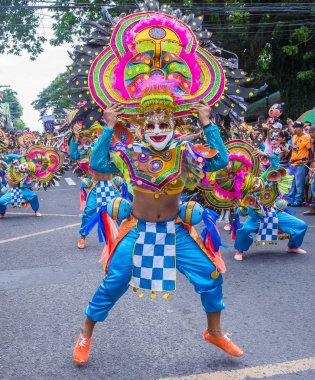 Bacolod, Filipinler - Ekim 28: Katılımcılar üzerinde 28 Ekim 2018 Bacolod Filipinler Masskara Festivali. Ekim ayının dördüncü her Pazar günü düzenlenen bir yıllık festival Masskara olduğunu