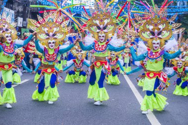 Bacolod, Filipinler - Ekim 28: Katılımcılar üzerinde 28 Ekim 2018 Bacolod Filipinler Masskara Festivali. Ekim ayının dördüncü her Pazar günü düzenlenen bir yıllık festival Masskara olduğunu