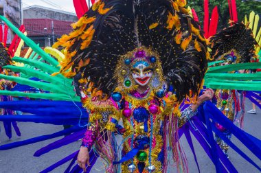 Bacolod, Filipinler - Ekim 28: Katılımcı Bacolod Filipinler üzerinde 28 Ekim 2018 Masskara Festivali. Ekim ayının dördüncü her Pazar günü düzenlenen bir yıllık festival Masskara olduğunu