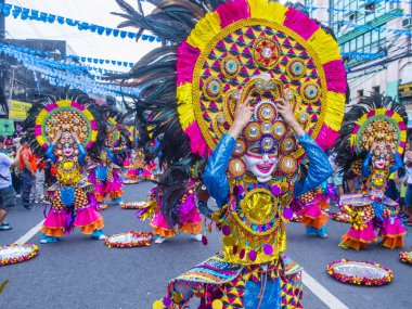 Bacolod, Filipinler - Ekim 28: Katılımcılar üzerinde 28 Ekim 2018 Bacolod Filipinler Masskara Festivali. Ekim ayının dördüncü her Pazar günü düzenlenen bir yıllık festival Masskara olduğunu