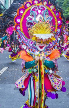 Bacolod, Filipinler - Ekim 28: Katılımcı Bacolod Filipinler üzerinde 28 Ekim 2018 Masskara Festivali. Ekim ayının dördüncü her Pazar günü düzenlenen bir yıllık festival Masskara olduğunu