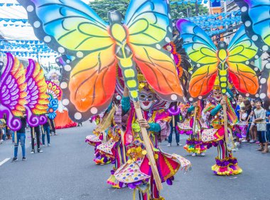 Bacolod, Filipinler - Ekim 28: Katılımcılar üzerinde 28 Ekim 2018 Bacolod Filipinler Masskara Festivali. Ekim ayının dördüncü her Pazar günü düzenlenen bir yıllık festival Masskara olduğunu