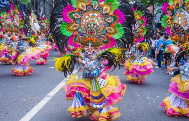Bacolod, Filipinler - Ekim 28: Katılımcılar üzerinde 28 Ekim 2018 Bacolod Filipinler Masskara Festivali. Ekim ayının dördüncü her Pazar günü düzenlenen bir yıllık festival Masskara olduğunu