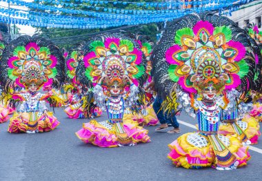 Bacolod, Filipinler - Ekim 28: Katılımcılar üzerinde 28 Ekim 2018 Bacolod Filipinler Masskara Festivali. Ekim ayının dördüncü her Pazar günü düzenlenen bir yıllık festival Masskara olduğunu