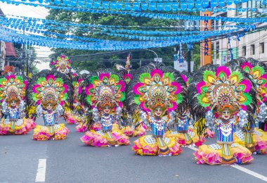 Bacolod, Filipinler - Ekim 28: Katılımcılar üzerinde 28 Ekim 2018 Bacolod Filipinler Masskara Festivali. Ekim ayının dördüncü her Pazar günü düzenlenen bir yıllık festival Masskara olduğunu